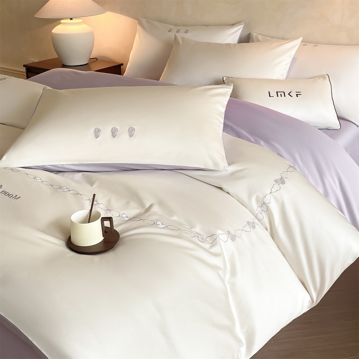 91家纺网 家纺一手货源 找家纺 蓝米卡夫 2026春季新款-60S长绒棉贡缎刺绣系列四件套-福芦（礼盒） 福芦-奶昔白+丁香紫