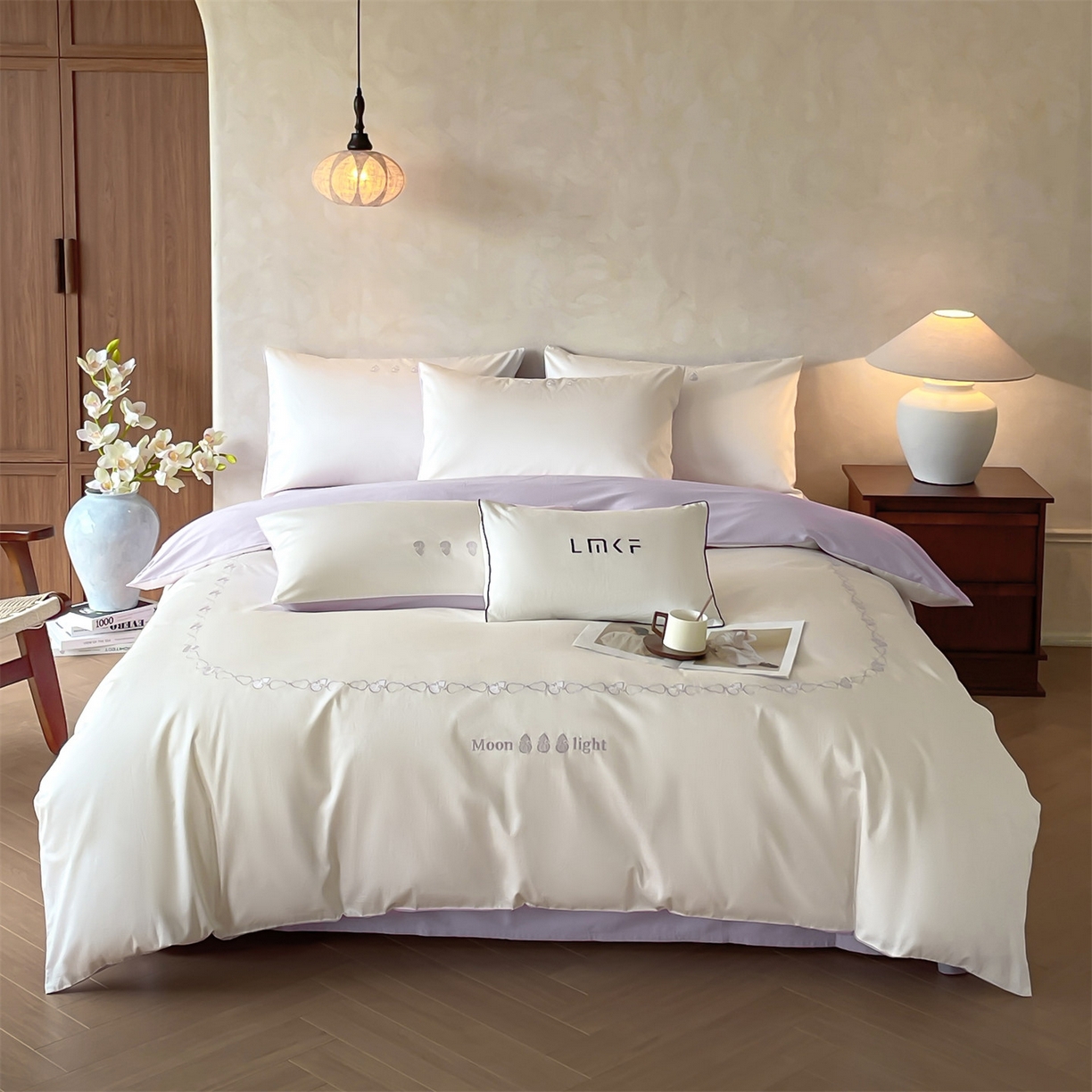 91家纺网 家纺一手货源 找家纺 蓝米卡夫 2026春季新款-60S长绒棉贡缎刺绣系列四件套-福芦（礼盒） 福芦-奶昔白+丁香紫