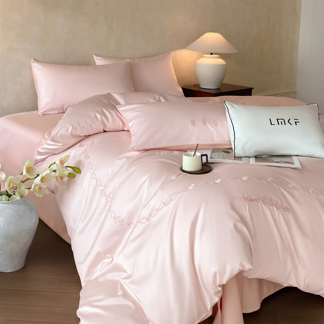 91家纺网 家纺一手货源 找家纺 蓝米卡夫 2026春季新款-60S长绒棉贡缎刺绣系列四件套-福芦（礼盒） 福芦-优雅粉+奶油粉