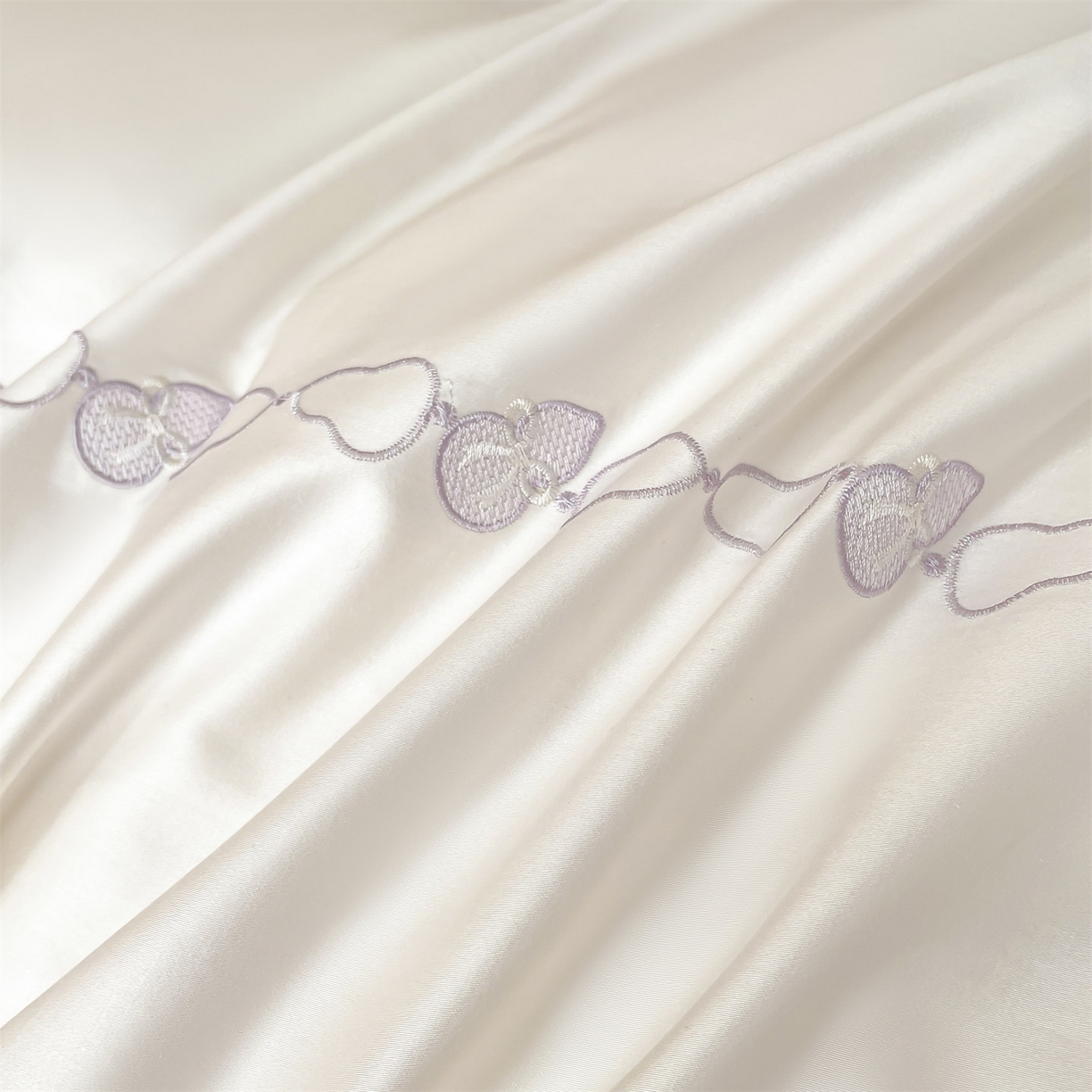 91家纺网 家纺一手货源 找家纺 蓝米卡夫 2026春季新款-60S长绒棉贡缎刺绣系列四件套-福芦（礼盒） 福芦-奶昔白+丁香紫