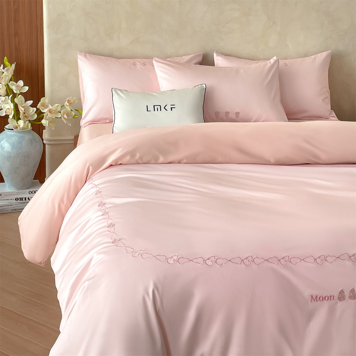 91家纺网 家纺一手货源 找家纺 蓝米卡夫 2026春季新款-60S长绒棉贡缎刺绣系列四件套-福芦（礼盒） 福芦-优雅粉+奶油粉