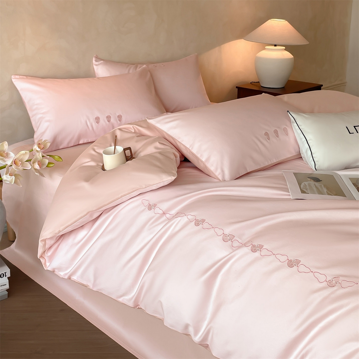 91家纺网 家纺一手货源 找家纺 蓝米卡夫 2026春季新款-60S长绒棉贡缎刺绣系列四件套-福芦（礼盒） 福芦-优雅粉+奶油粉