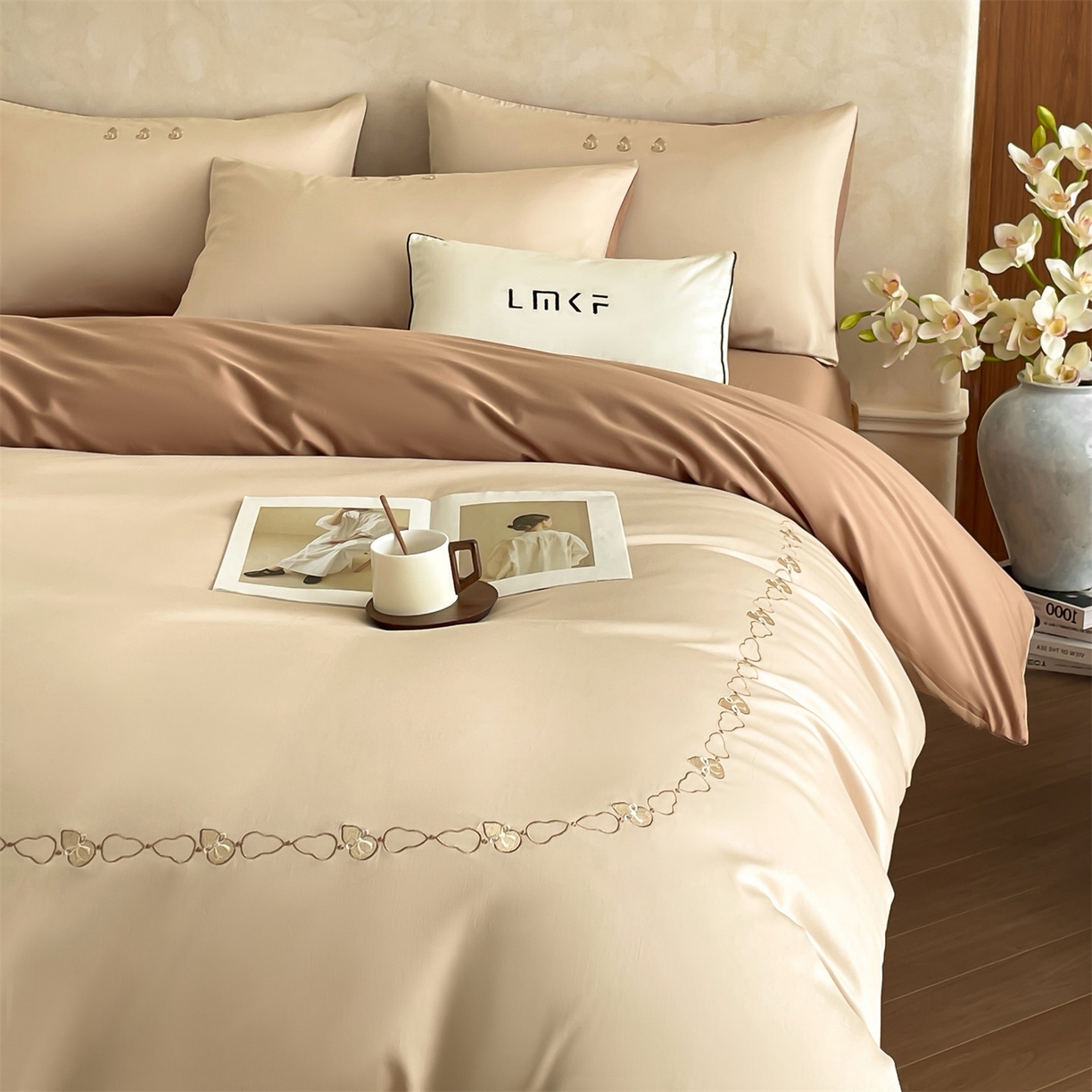 91家纺网 家纺一手货源 找家纺 蓝米卡夫 2026春季新款-60S长绒棉贡缎刺绣系列四件套-福芦（礼盒） 福芦-玛卡+可可棕