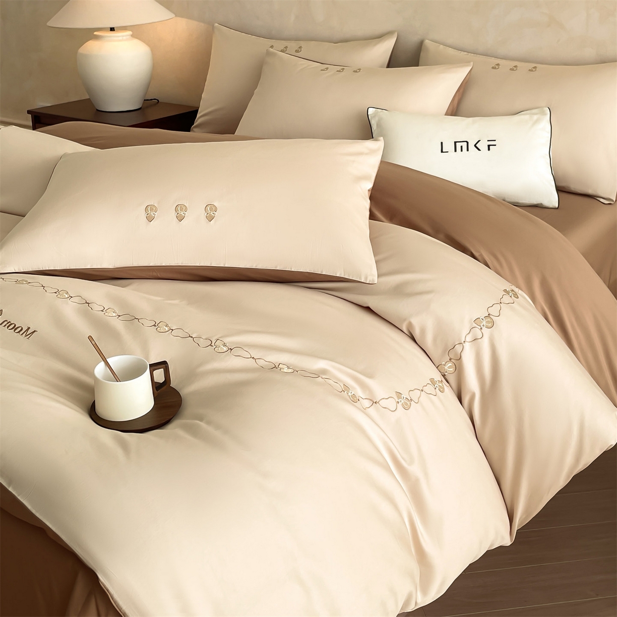 91家纺网 家纺一手货源 找家纺 蓝米卡夫 2026春季新款-60S长绒棉贡缎刺绣系列四件套-福芦（礼盒） 福芦-玛卡+可可棕