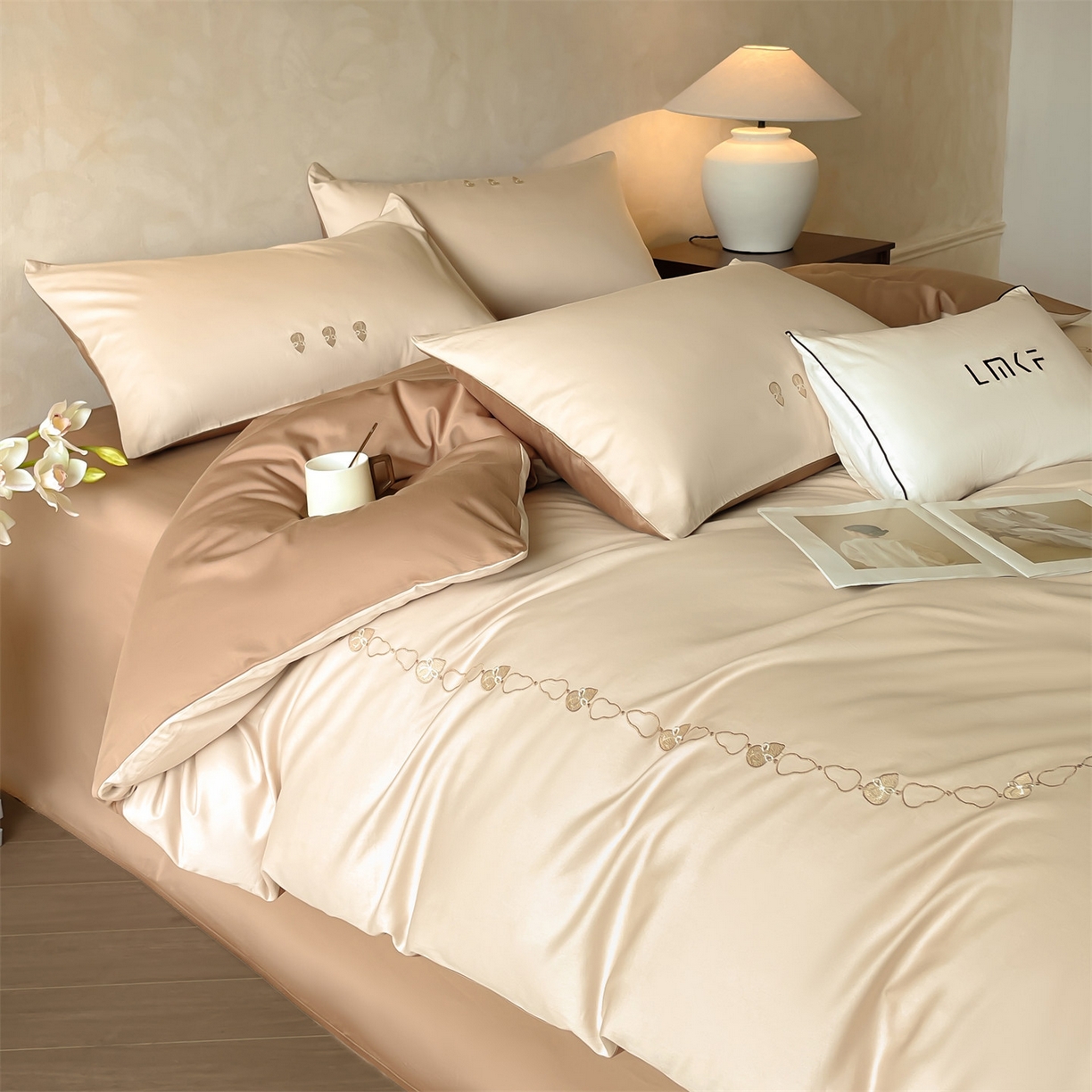 91家纺网 家纺一手货源 找家纺 蓝米卡夫 2026春季新款-60S长绒棉贡缎刺绣系列四件套-福芦（礼盒） 福芦-玛卡+可可棕