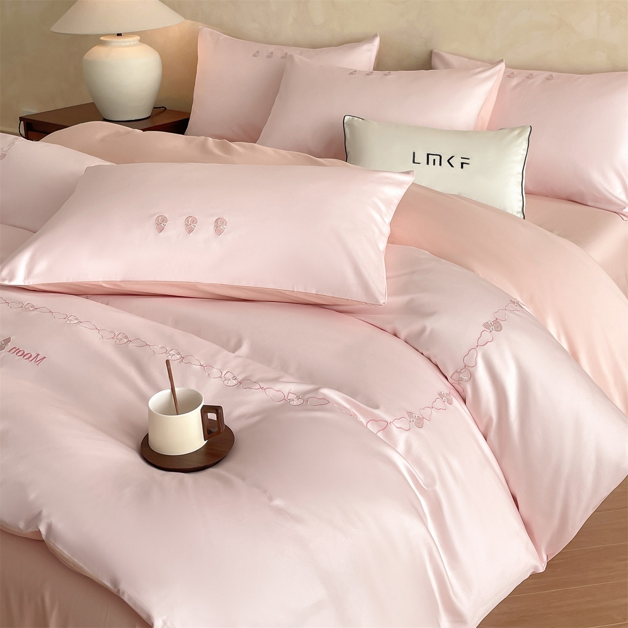 91家纺网 家纺一手货源 找家纺 蓝米卡夫 2026春季新款-60S长绒棉贡缎刺绣系列四件套-福芦（礼盒） 福芦-优雅粉+奶油粉