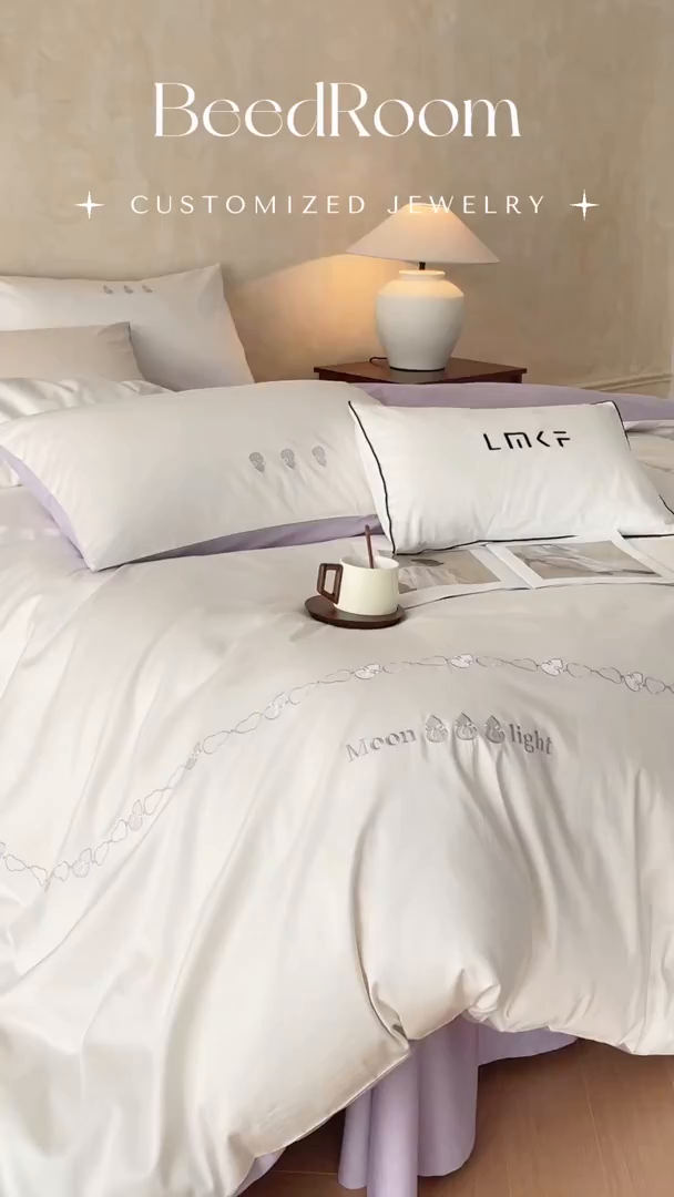 91家纺网 家纺一手货源 找家纺 蓝米卡夫 2026春季新款-60S长绒棉贡缎刺绣系列四件套-福芦（礼盒） 福芦-奶昔白+丁香紫