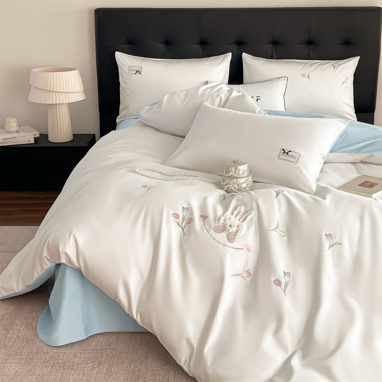 91家纺网 家纺一手货源 找家纺 （总）蓝米卡夫 2026春季新款-60S长绒棉贡缎刺绣系列四件套-郁见小兔（礼盒）,郁见小兔-奶昔白+天空蓝,郁见小兔-优雅粉+奶油粉,郁见小兔-竹青+初黄