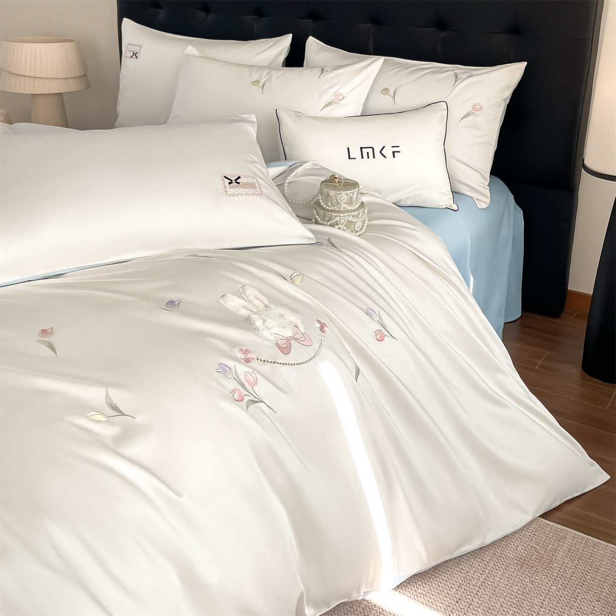 91家纺网 家纺一手货源 找家纺 （总）蓝米卡夫 2026春季新款-60S长绒棉贡缎刺绣系列四件套-郁见小兔（礼盒）