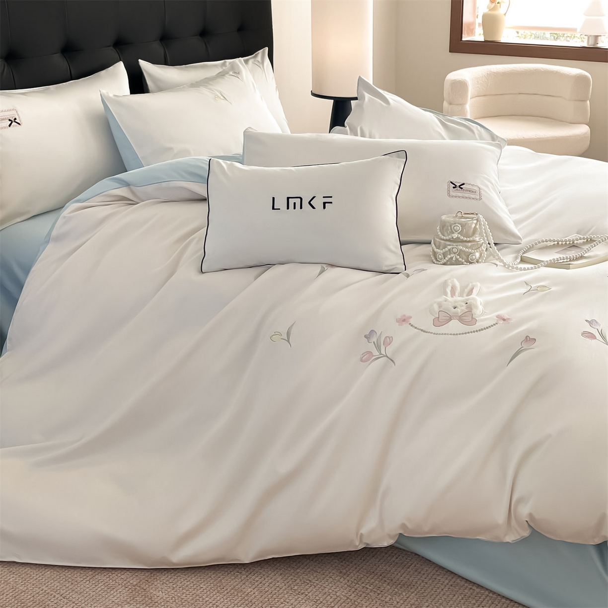 91家纺网 家纺一手货源 找家纺 （总）蓝米卡夫 2026春季新款-60S长绒棉贡缎刺绣系列四件套-郁见小兔（礼盒）