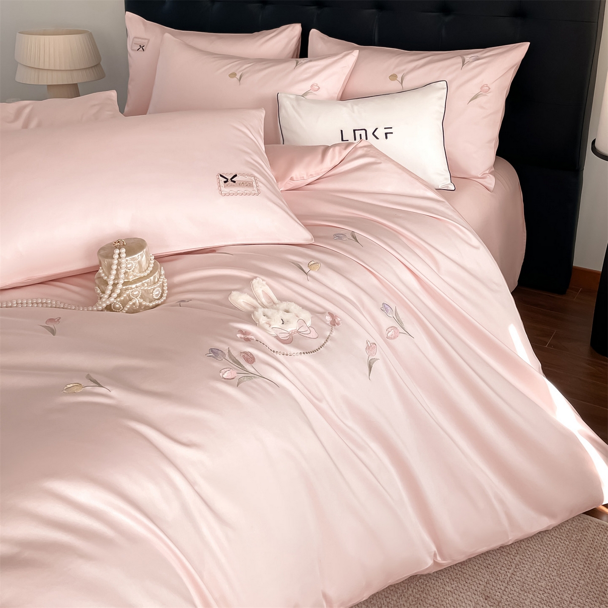 91家纺网 家纺一手货源 找家纺 蓝米卡夫 2026春季新款-60S长绒棉贡缎刺绣系列四件套-郁见小兔（礼盒） 郁见小兔-优雅粉+奶油粉