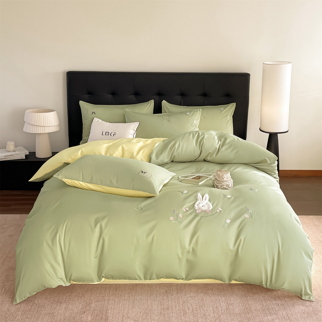 91家纺网 家纺一手货源 找家纺 蓝米卡夫 2026春季新款-60S长绒棉贡缎刺绣系列四件套-郁见小兔（礼盒） 郁见小兔-竹青+初黄