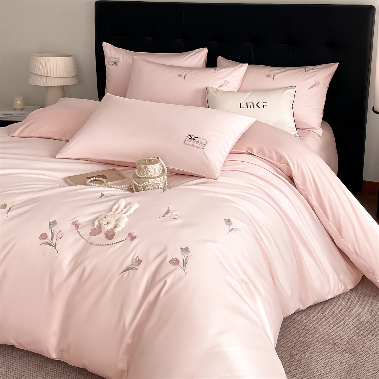 91家纺网 家纺一手货源 找家纺 蓝米卡夫 2026春季新款-60S长绒棉贡缎刺绣系列四件套-郁见小兔（礼盒） 郁见小兔-优雅粉+奶油粉