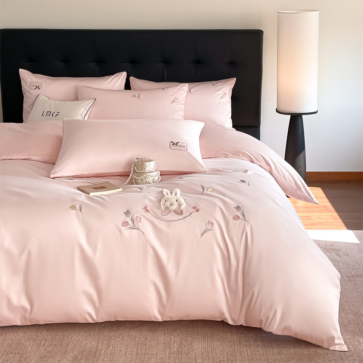 91家纺网 家纺一手货源 找家纺 蓝米卡夫 2026春季新款-60S长绒棉贡缎刺绣系列四件套-郁见小兔（礼盒） 郁见小兔-优雅粉+奶油粉