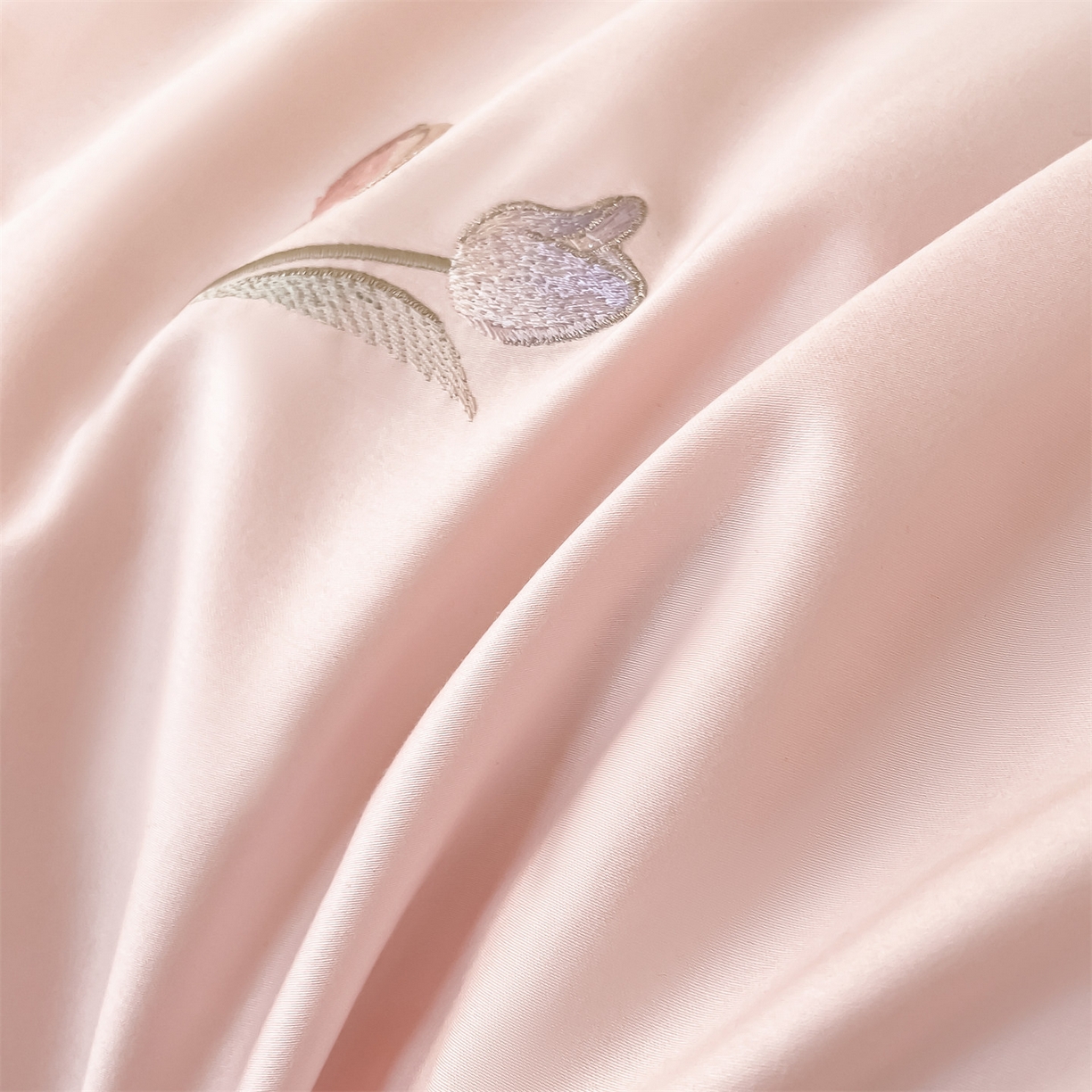 91家纺网 家纺一手货源 找家纺 蓝米卡夫 2026春季新款-60S长绒棉贡缎刺绣系列四件套-郁见小兔（礼盒） 郁见小兔-优雅粉+奶油粉