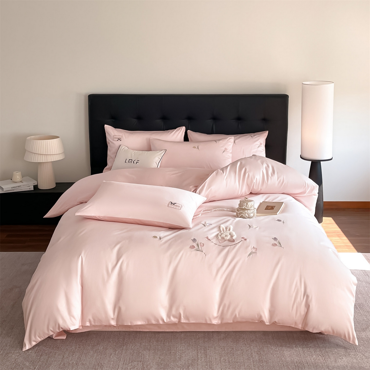 91家纺网 家纺一手货源 找家纺 蓝米卡夫 2026春季新款-60S长绒棉贡缎刺绣系列四件套-郁见小兔（礼盒） 郁见小兔-优雅粉+奶油粉