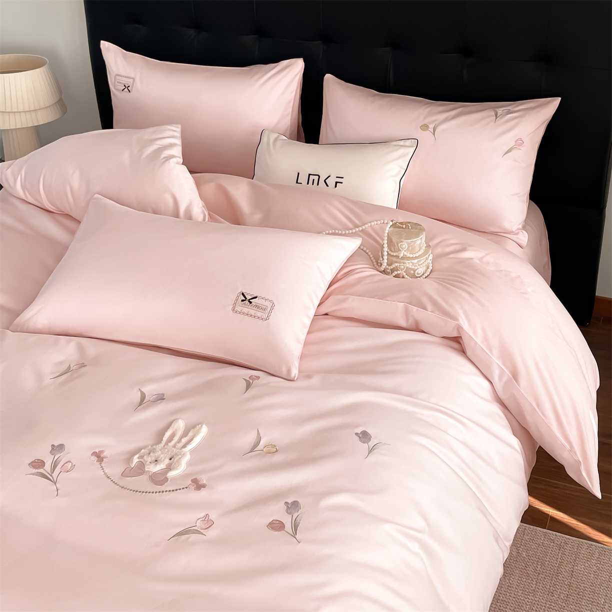 91家纺网 家纺一手货源 找家纺 蓝米卡夫 2026春季新款-60S长绒棉贡缎刺绣系列四件套-郁见小兔（礼盒） 郁见小兔-优雅粉+奶油粉
