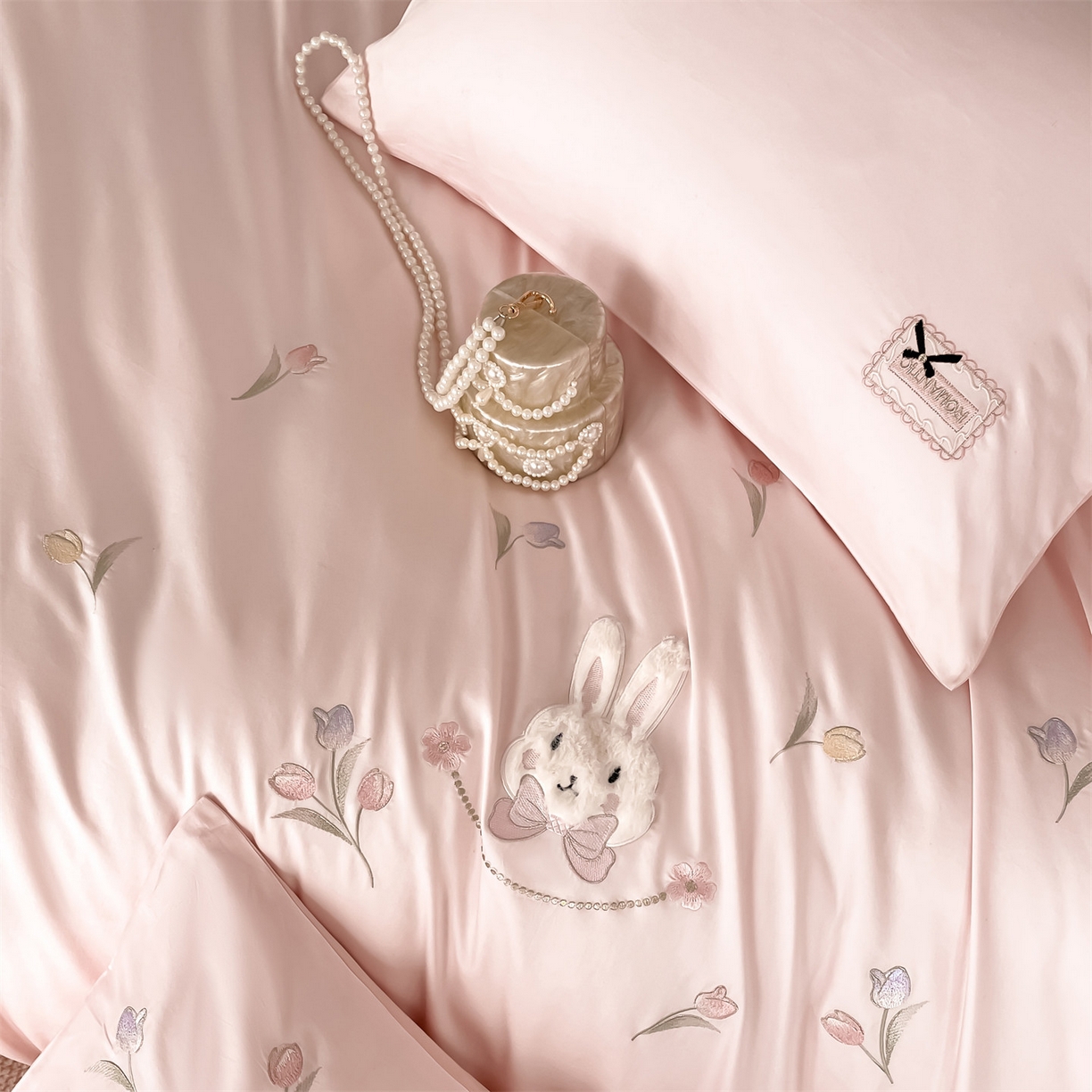 91家纺网 家纺一手货源 找家纺 蓝米卡夫 2026春季新款-60S长绒棉贡缎刺绣系列四件套-郁见小兔（礼盒） 郁见小兔-优雅粉+奶油粉