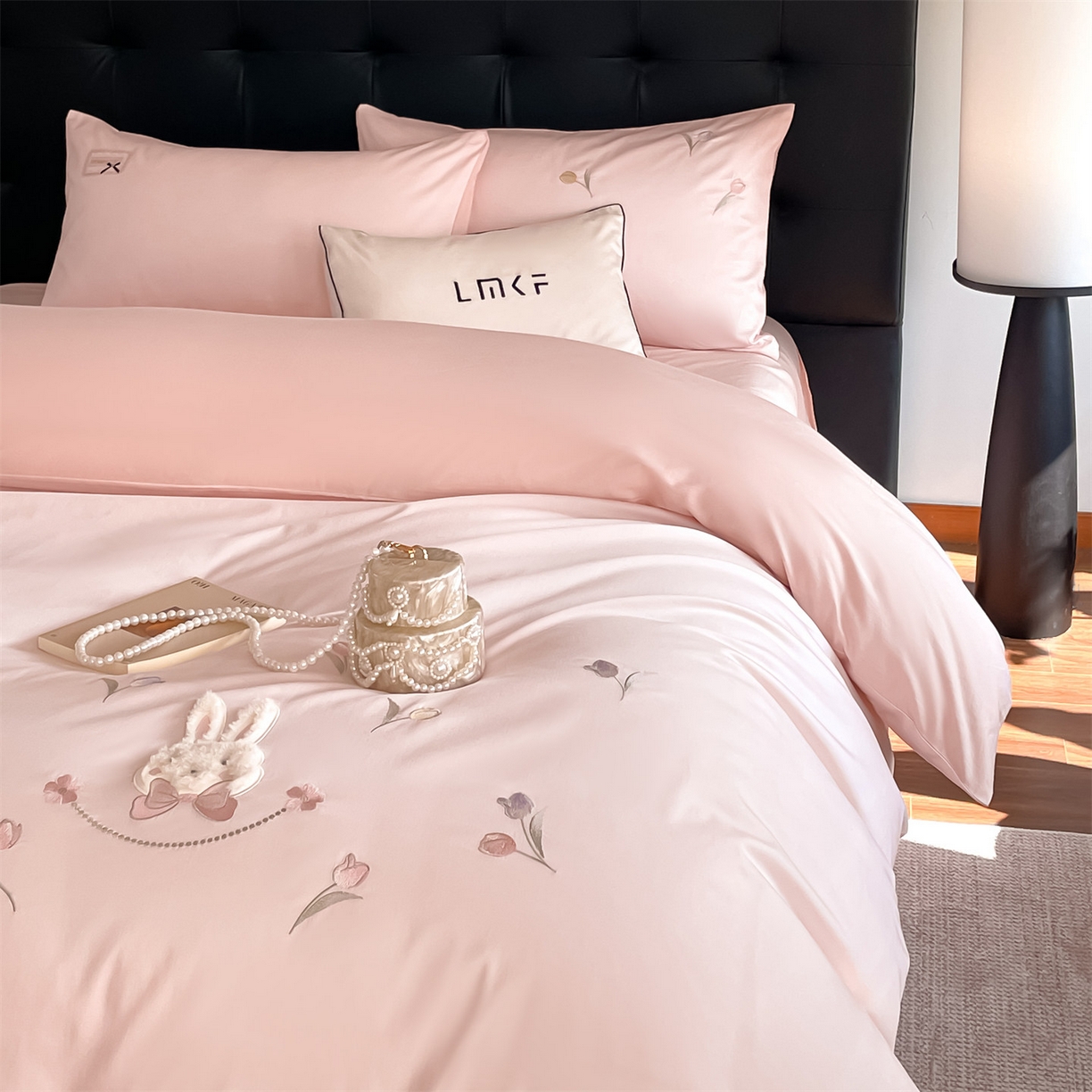 91家纺网 家纺一手货源 找家纺 蓝米卡夫 2026春季新款-60S长绒棉贡缎刺绣系列四件套-郁见小兔（礼盒） 郁见小兔-优雅粉+奶油粉