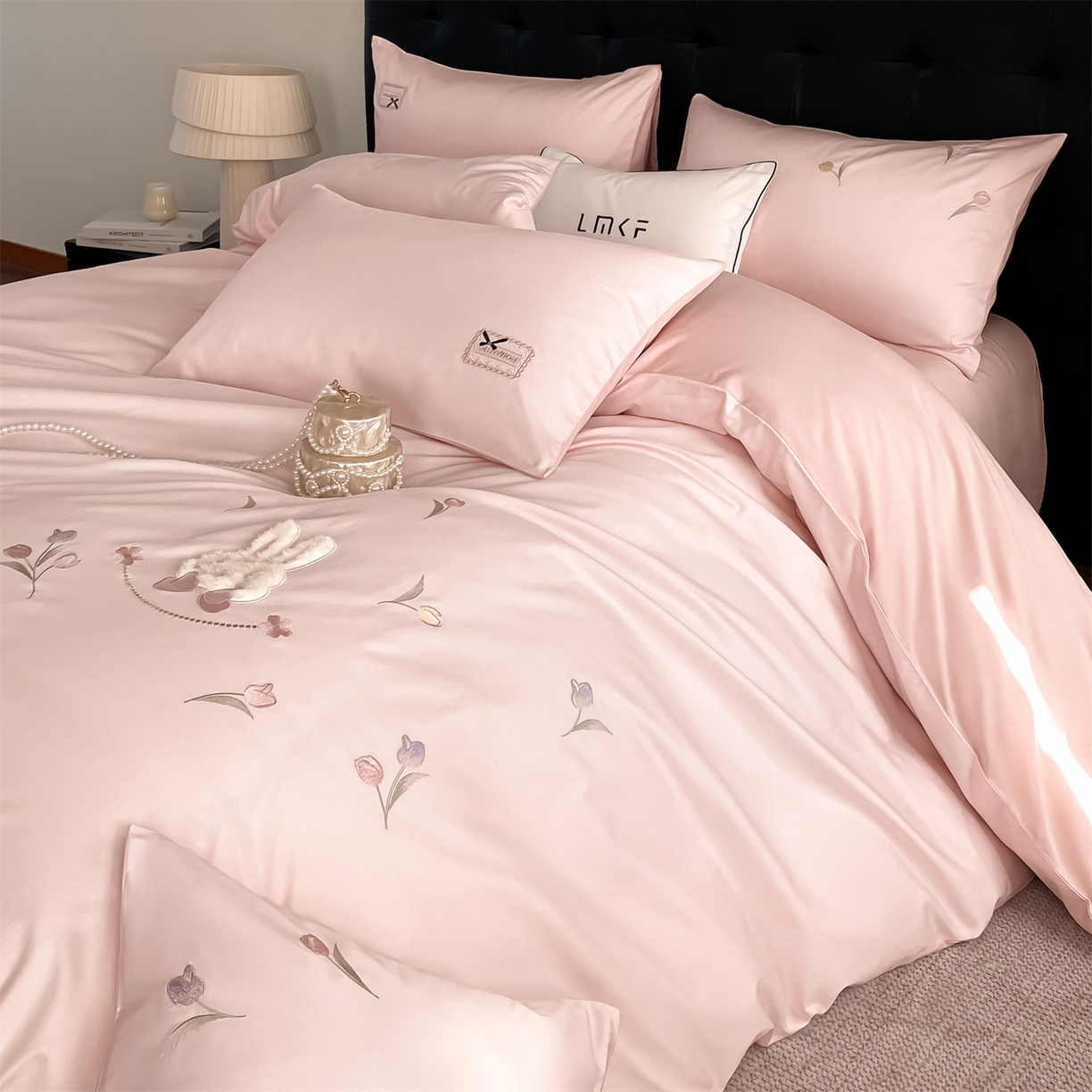 91家纺网 家纺一手货源 找家纺 蓝米卡夫 2026春季新款-60S长绒棉贡缎刺绣系列四件套-郁见小兔（礼盒） 郁见小兔-优雅粉+奶油粉