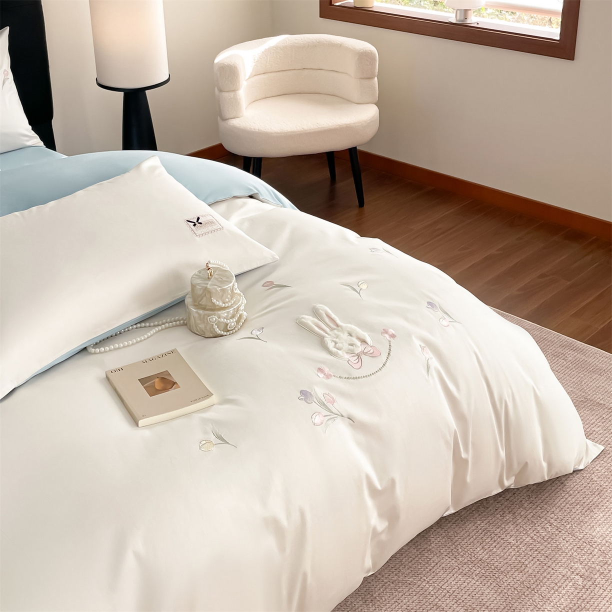 91家纺网 家纺一手货源 找家纺 （总）蓝米卡夫 2026春季新款-60S长绒棉贡缎刺绣系列四件套-郁见小兔（礼盒）