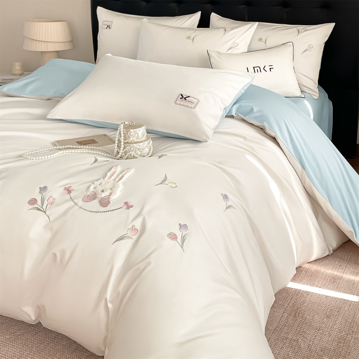 91家纺网 家纺一手货源 找家纺 （总）蓝米卡夫 2026春季新款-60S长绒棉贡缎刺绣系列四件套-郁见小兔（礼盒）