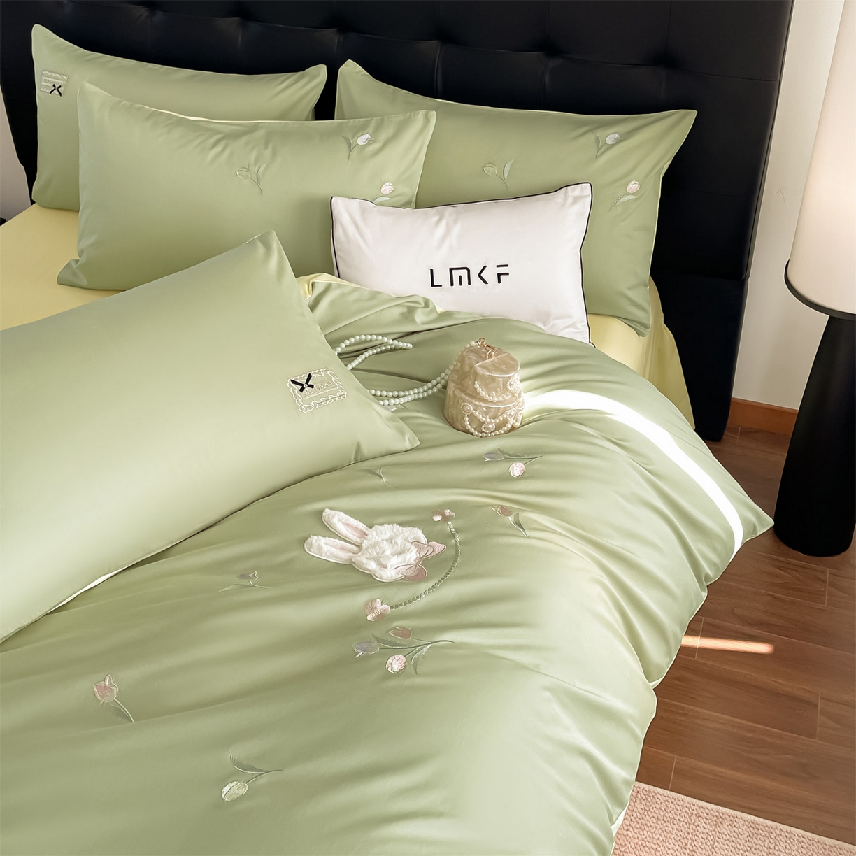 91家纺网 家纺一手货源 找家纺 蓝米卡夫 2026春季新款-60S长绒棉贡缎刺绣系列四件套-郁见小兔（礼盒） 郁见小兔-竹青+初黄