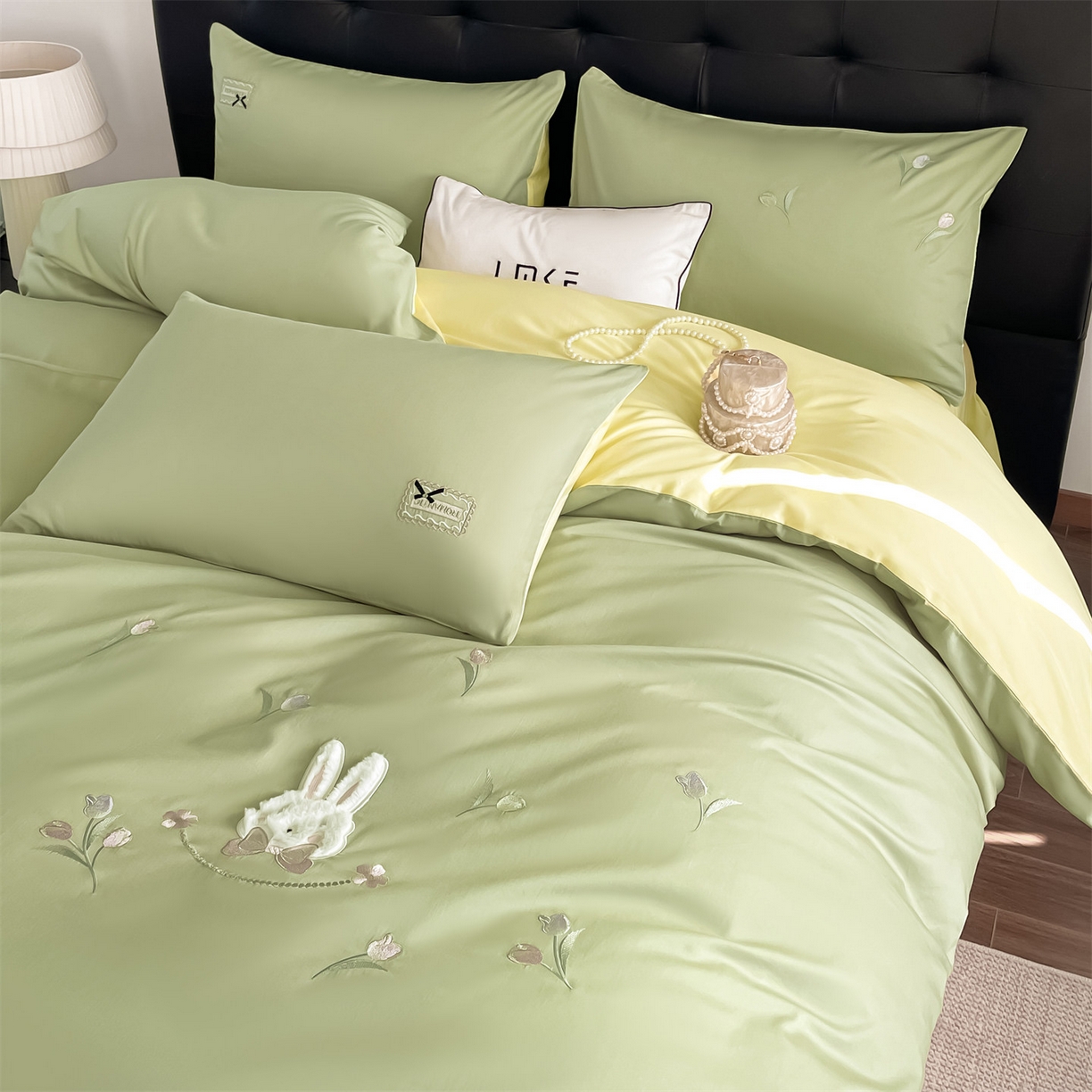 91家纺网 家纺一手货源 找家纺 蓝米卡夫 2026春季新款-60S长绒棉贡缎刺绣系列四件套-郁见小兔（礼盒） 郁见小兔-竹青+初黄