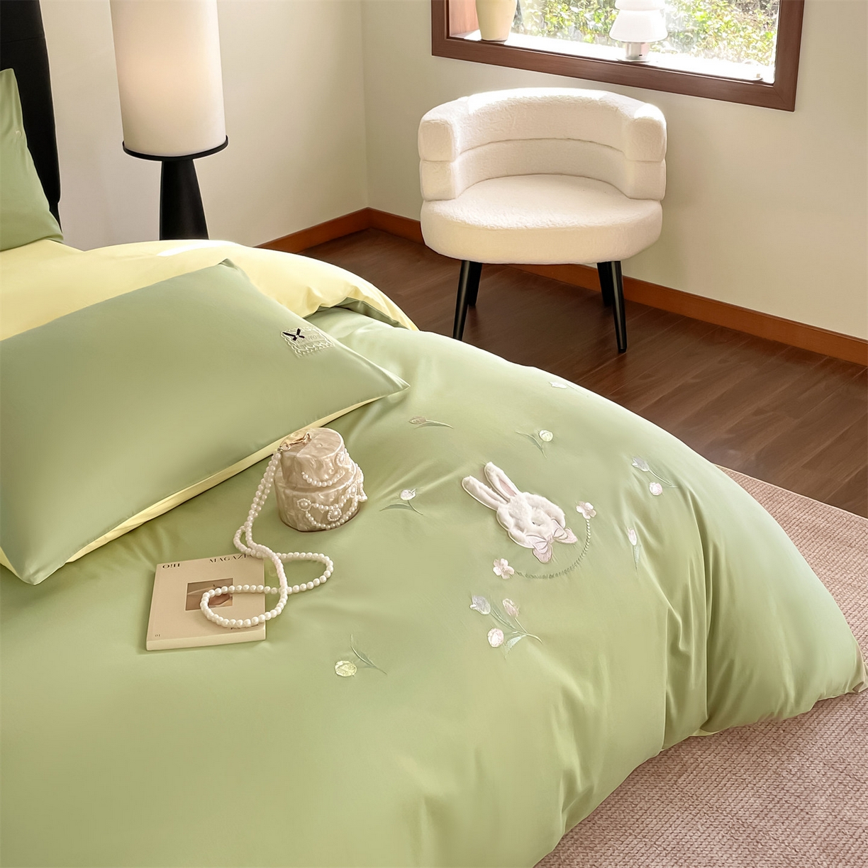 91家纺网 家纺一手货源 找家纺 蓝米卡夫 2026春季新款-60S长绒棉贡缎刺绣系列四件套-郁见小兔（礼盒） 郁见小兔-竹青+初黄