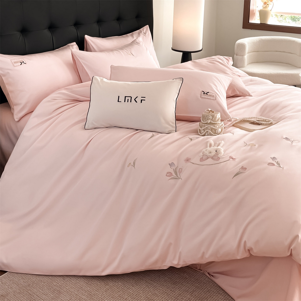 91家纺网 家纺一手货源 找家纺 蓝米卡夫 2026春季新款-60S长绒棉贡缎刺绣系列四件套-郁见小兔（礼盒） 郁见小兔-优雅粉+奶油粉