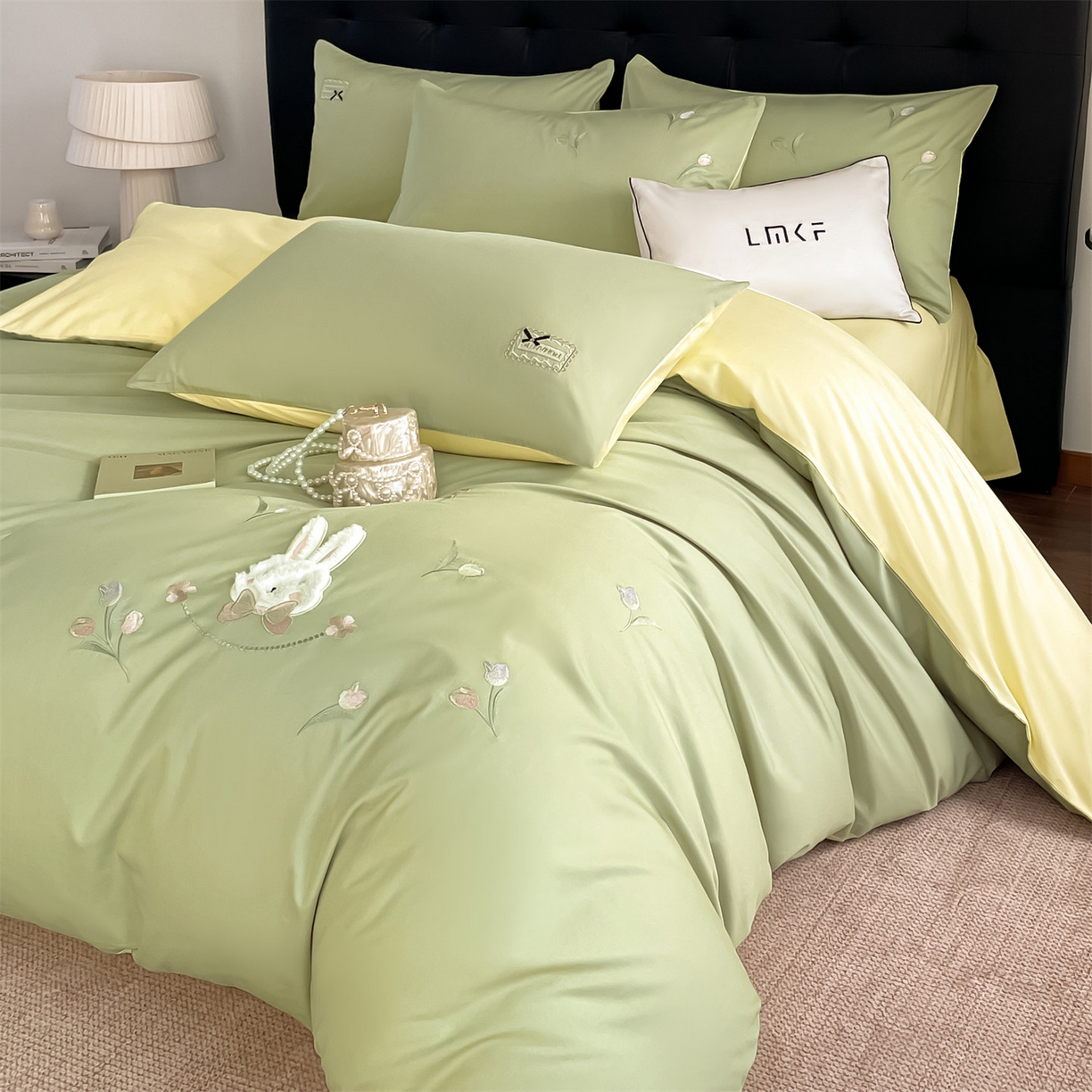 91家纺网 家纺一手货源 找家纺 蓝米卡夫 2026春季新款-60S长绒棉贡缎刺绣系列四件套-郁见小兔（礼盒） 郁见小兔-竹青+初黄