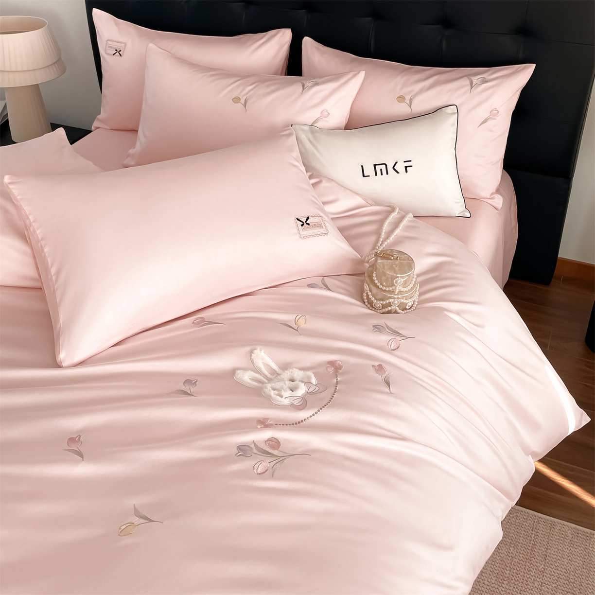 91家纺网 家纺一手货源 找家纺 蓝米卡夫 2026春季新款-60S长绒棉贡缎刺绣系列四件套-郁见小兔（礼盒） 郁见小兔-优雅粉+奶油粉