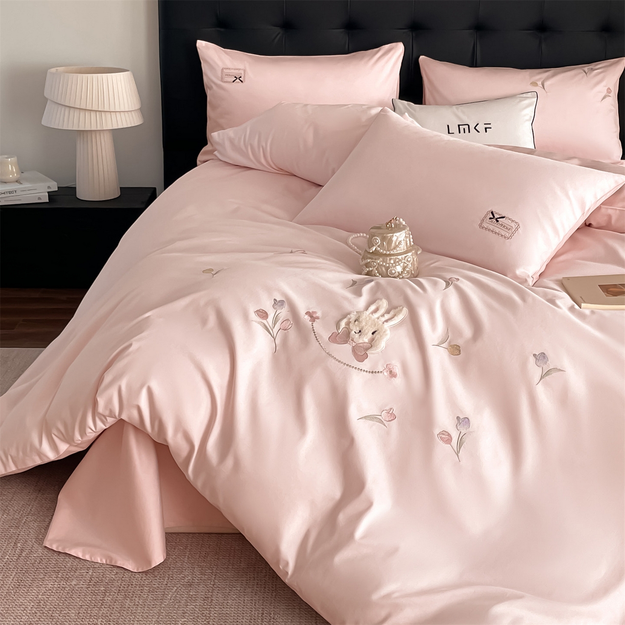 91家纺网 家纺一手货源 找家纺 （总）蓝米卡夫 2026春季新款-60S长绒棉贡缎刺绣系列四件套-郁见小兔（礼盒）