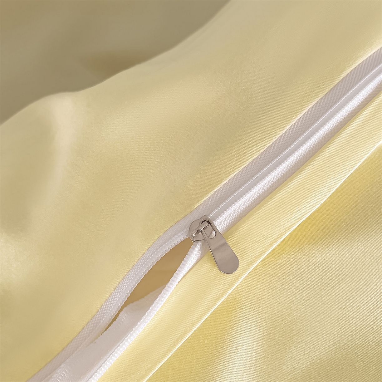 91家纺网 家纺一手货源 找家纺 蓝米卡夫 2026春季新款-60S长绒棉贡缎刺绣系列四件套-郁见小兔（礼盒） 郁见小兔-竹青+初黄