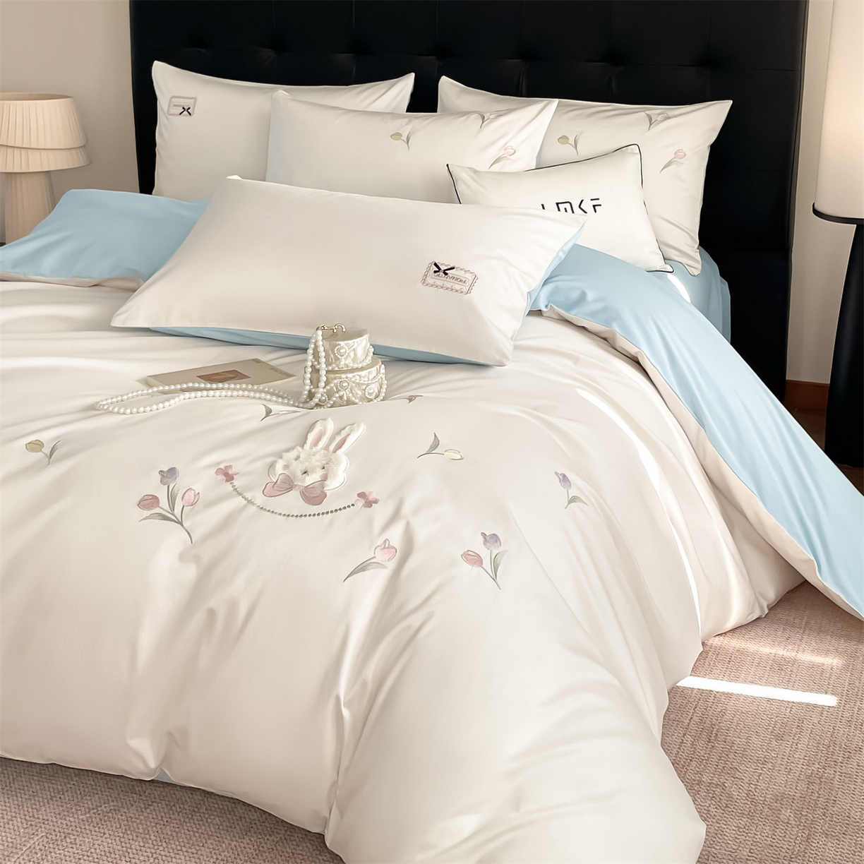 91家纺网 家纺一手货源 找家纺 （总）蓝米卡夫 2026春季新款-60S长绒棉贡缎刺绣系列四件套-郁见小兔（礼盒）