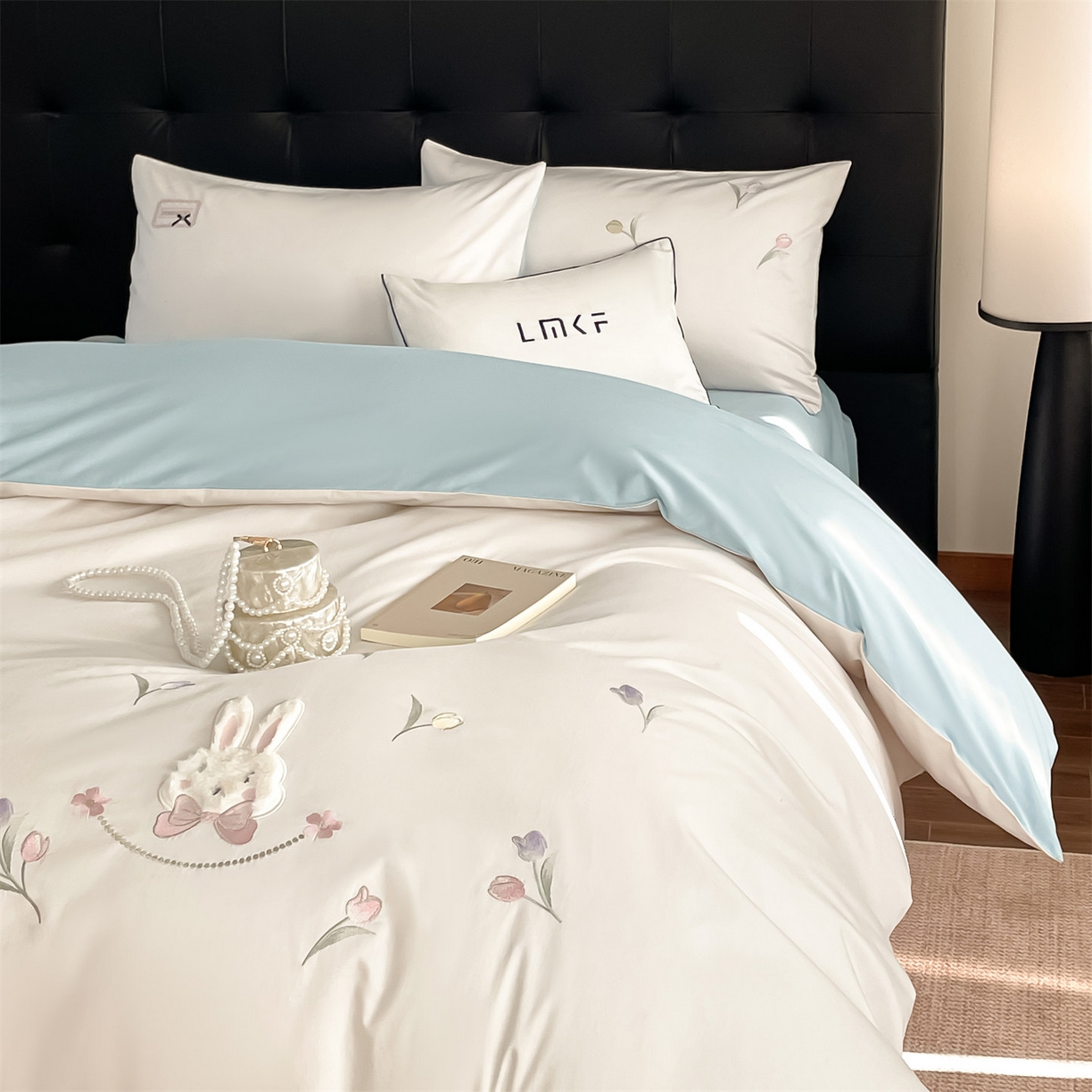 91家纺网 家纺一手货源 找家纺 （总）蓝米卡夫 2026春季新款-60S长绒棉贡缎刺绣系列四件套-郁见小兔（礼盒）