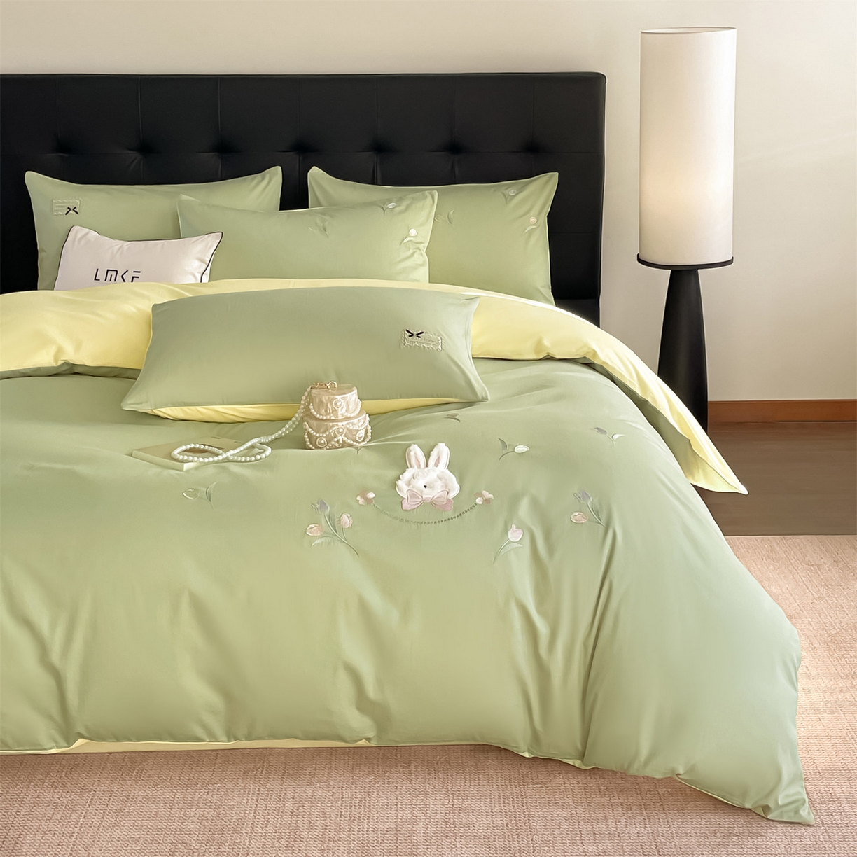 91家纺网 家纺一手货源 找家纺 蓝米卡夫 2026春季新款-60S长绒棉贡缎刺绣系列四件套-郁见小兔（礼盒） 郁见小兔-竹青+初黄