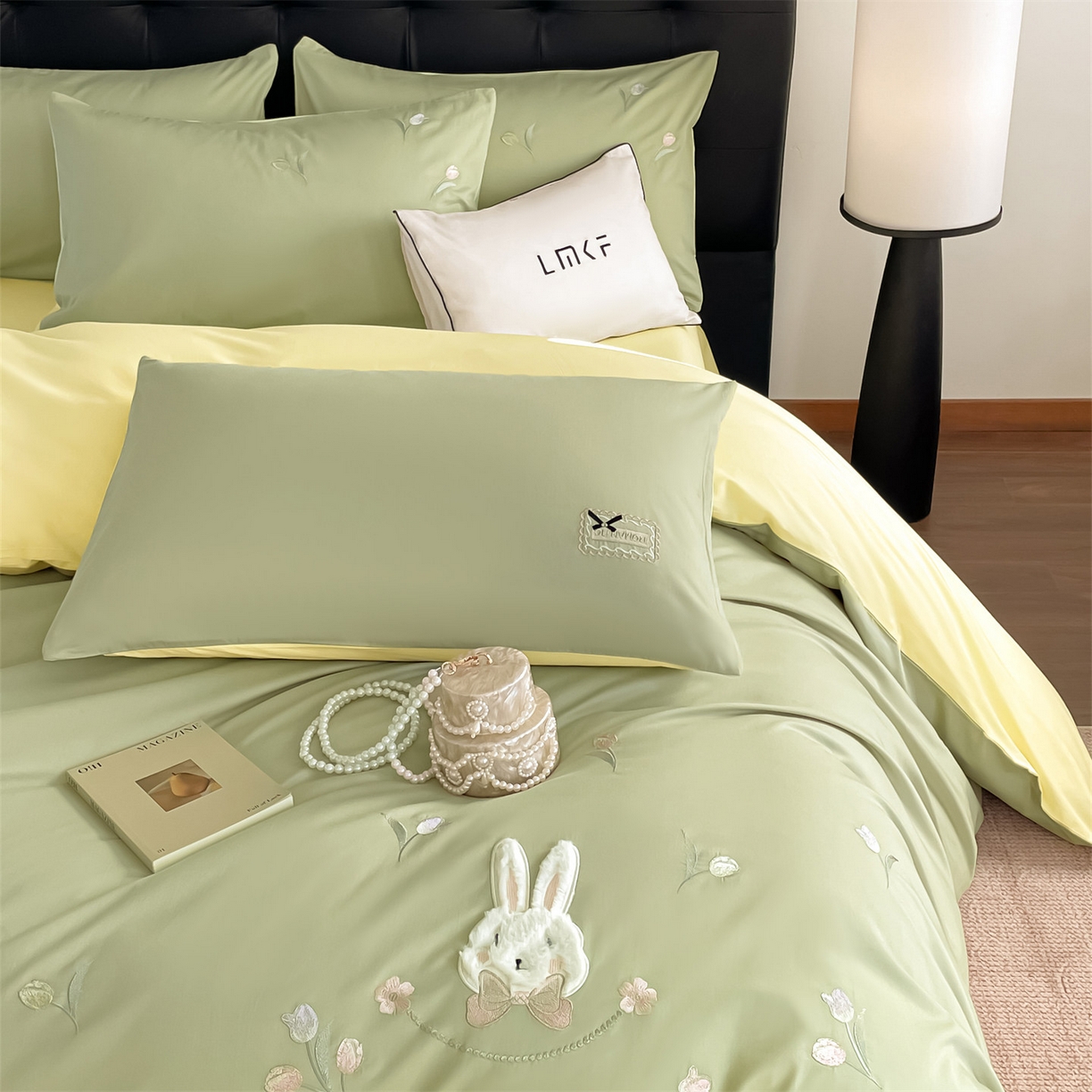91家纺网 家纺一手货源 找家纺 蓝米卡夫 2026春季新款-60S长绒棉贡缎刺绣系列四件套-郁见小兔（礼盒） 郁见小兔-竹青+初黄