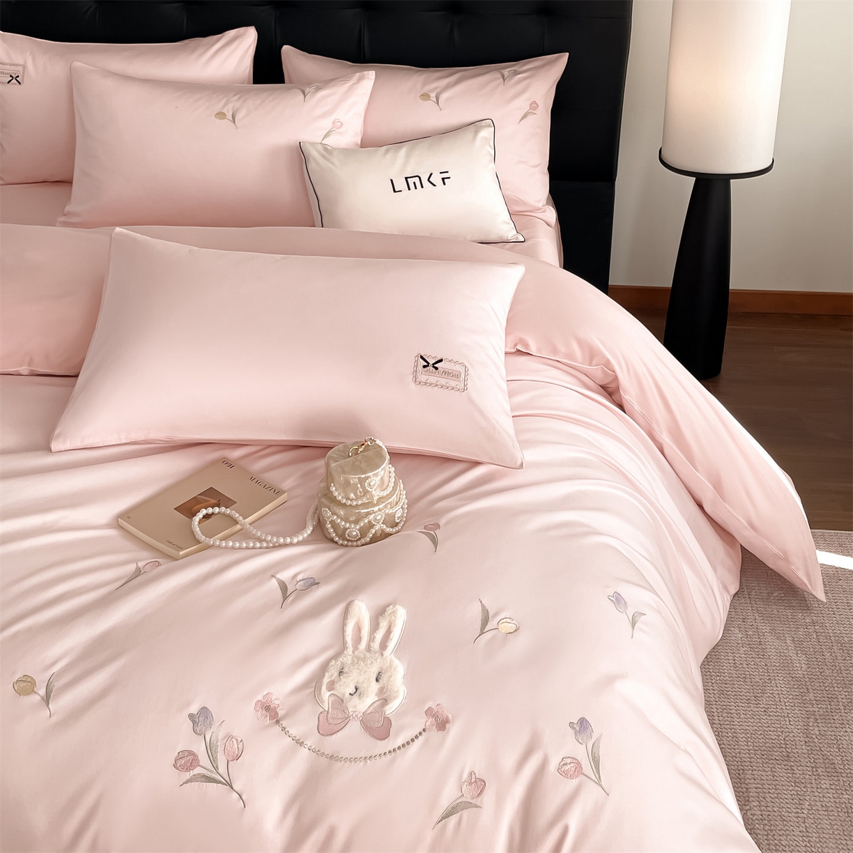 91家纺网 家纺一手货源 找家纺 蓝米卡夫 2026春季新款-60S长绒棉贡缎刺绣系列四件套-郁见小兔（礼盒） 郁见小兔-优雅粉+奶油粉