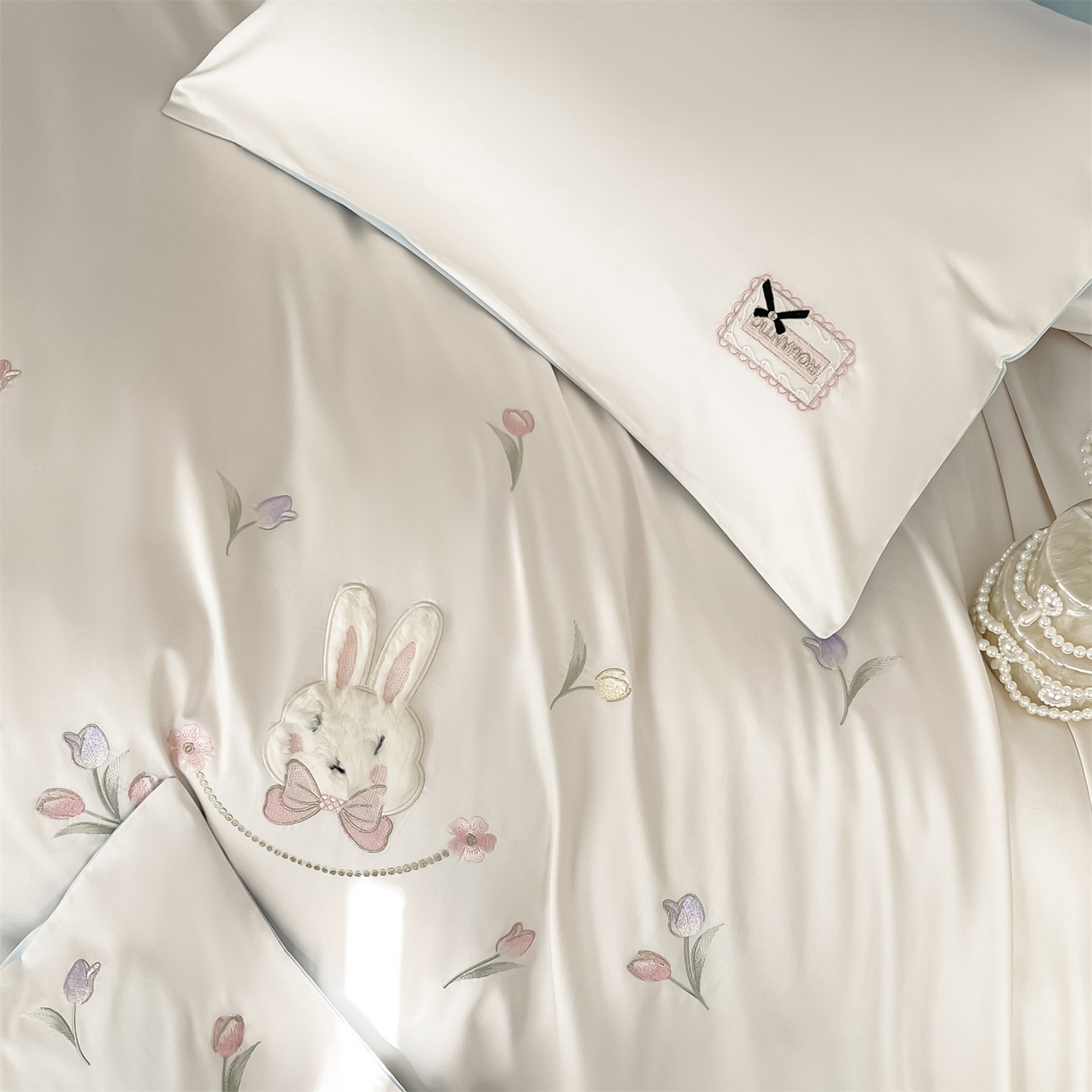 91家纺网 家纺一手货源 找家纺 （总）蓝米卡夫 2026春季新款-60S长绒棉贡缎刺绣系列四件套-郁见小兔（礼盒）