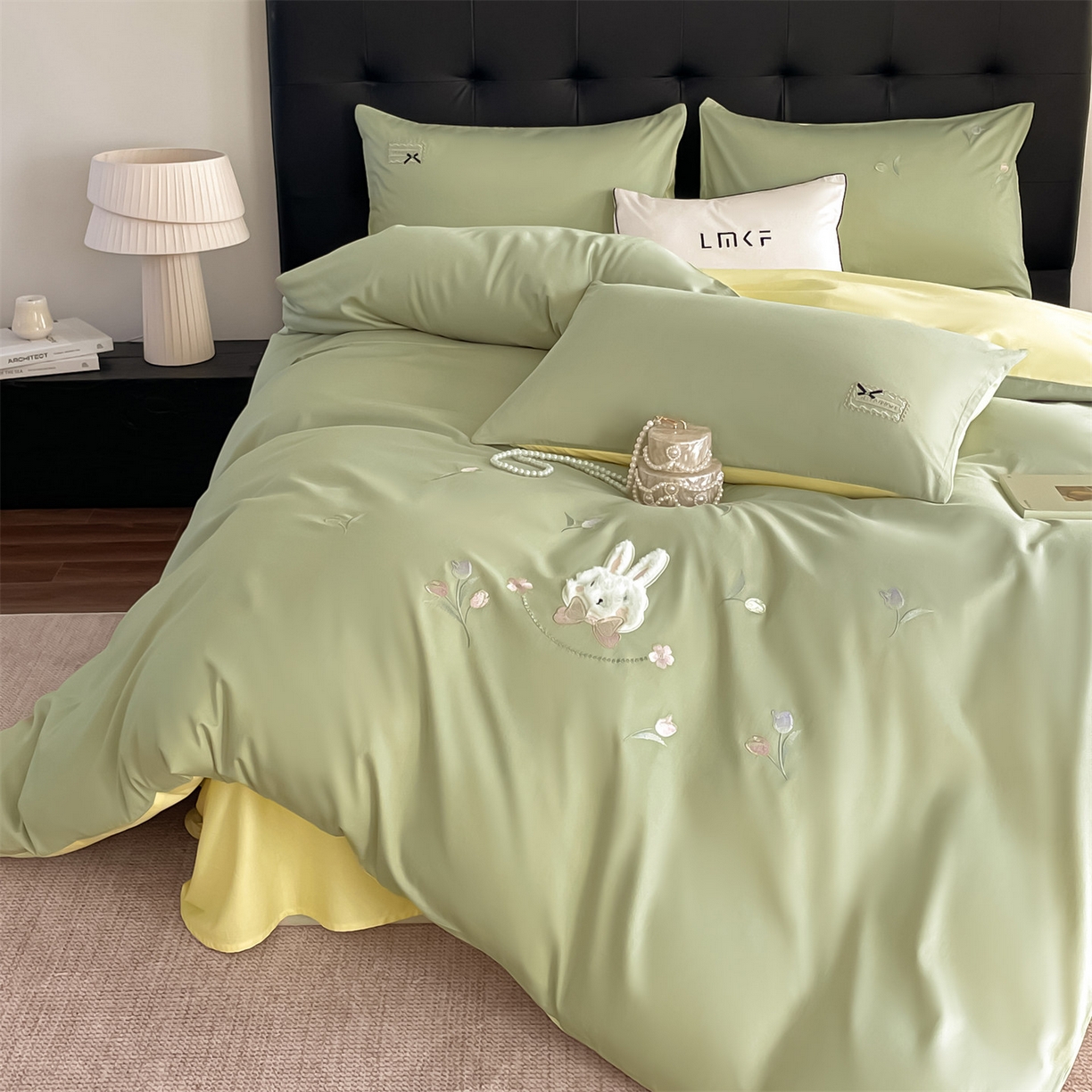 91家纺网 家纺一手货源 找家纺 （总）蓝米卡夫 2026春季新款-60S长绒棉贡缎刺绣系列四件套-郁见小兔（礼盒）