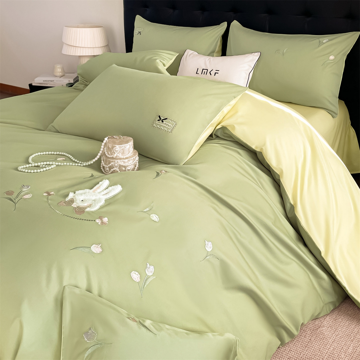 91家纺网 家纺一手货源 找家纺 蓝米卡夫 2026春季新款-60S长绒棉贡缎刺绣系列四件套-郁见小兔（礼盒） 郁见小兔-竹青+初黄