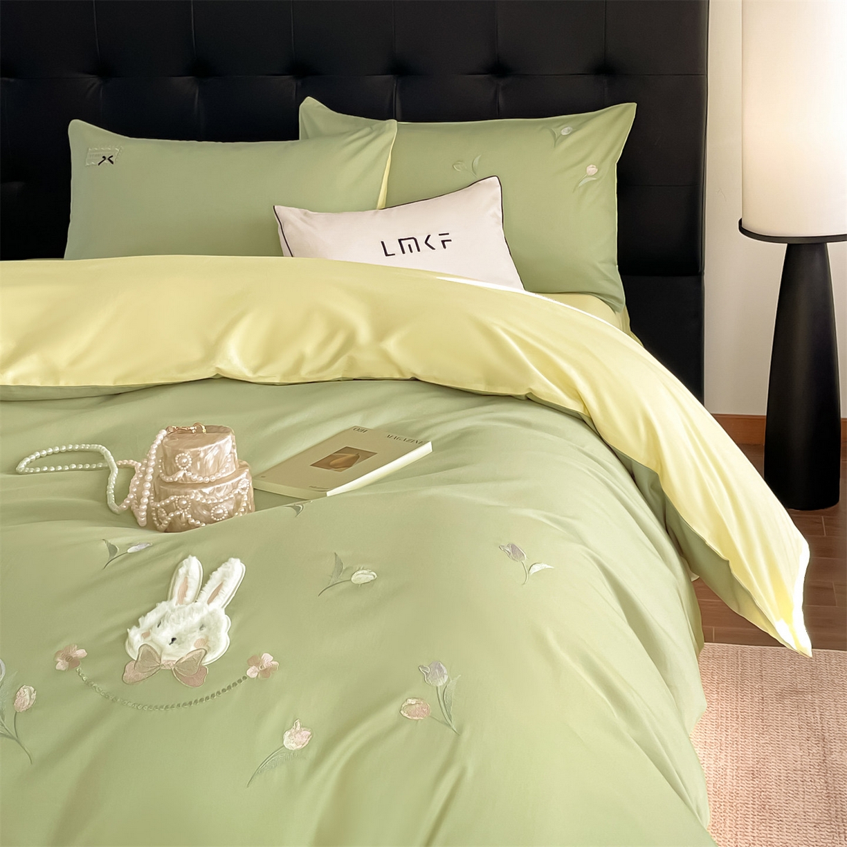 91家纺网 家纺一手货源 找家纺 蓝米卡夫 2026春季新款-60S长绒棉贡缎刺绣系列四件套-郁见小兔（礼盒） 郁见小兔-竹青+初黄