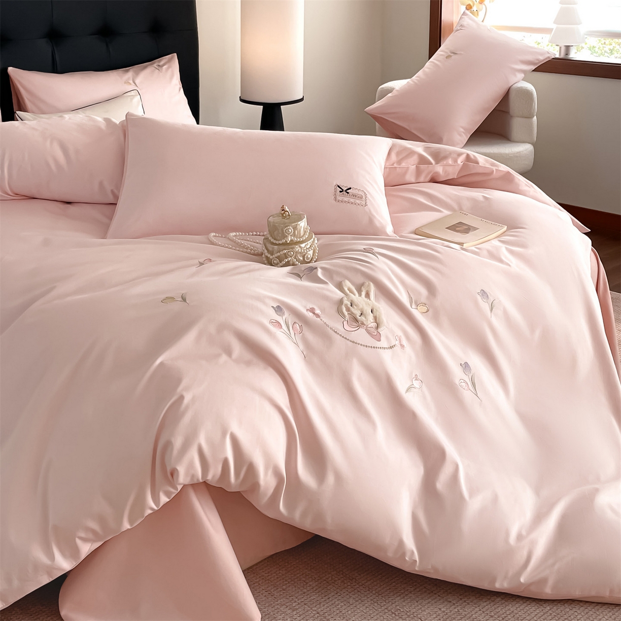 91家纺网 家纺一手货源 找家纺 蓝米卡夫 2026春季新款-60S长绒棉贡缎刺绣系列四件套-郁见小兔（礼盒） 郁见小兔-优雅粉+奶油粉