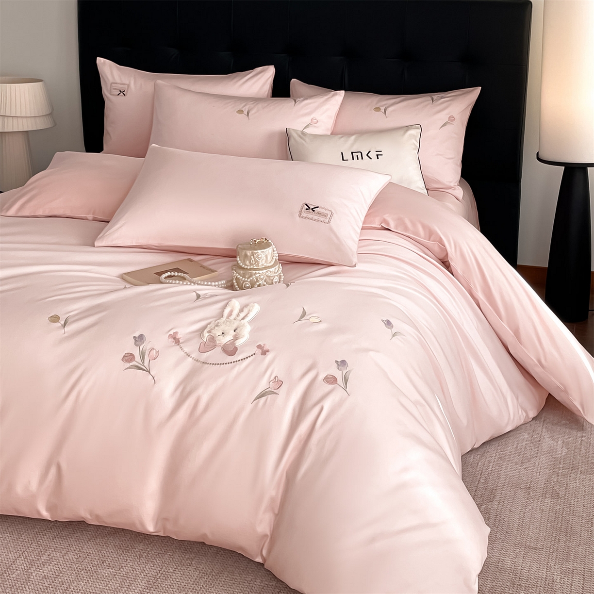 91家纺网 家纺一手货源 找家纺 蓝米卡夫 2026春季新款-60S长绒棉贡缎刺绣系列四件套-郁见小兔（礼盒） 郁见小兔-优雅粉+奶油粉