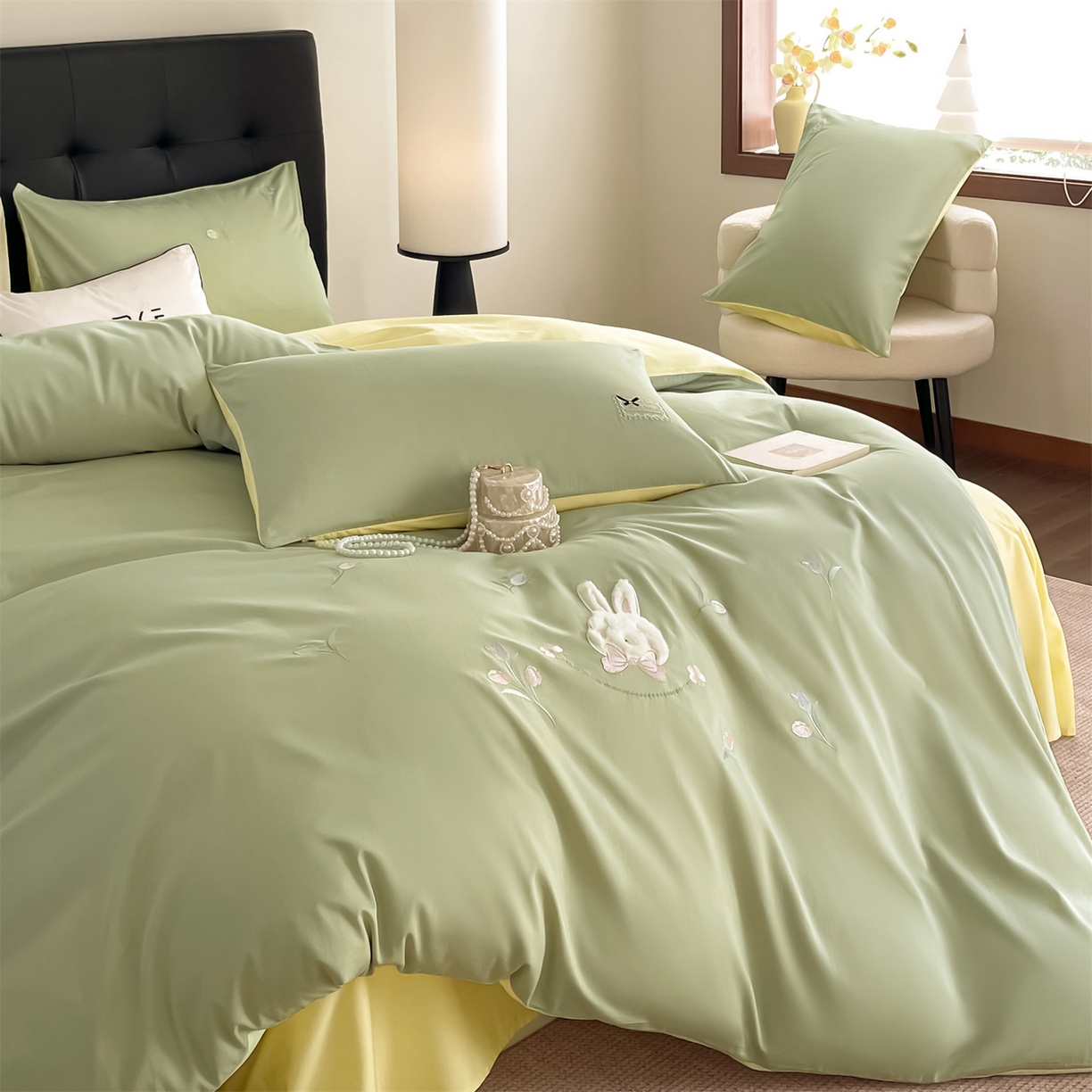 91家纺网 家纺一手货源 找家纺 蓝米卡夫 2026春季新款-60S长绒棉贡缎刺绣系列四件套-郁见小兔（礼盒） 郁见小兔-竹青+初黄