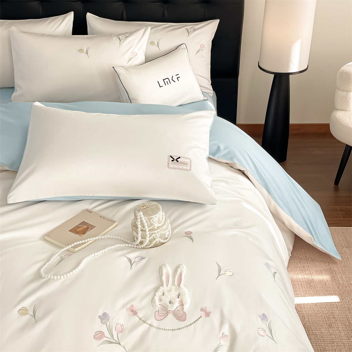 91家纺网 家纺一手货源 找家纺 蓝米卡夫 2026春季新款-60S长绒棉贡缎刺绣系列四件套-郁见小兔（礼盒） 郁见小兔-奶昔白+天空蓝