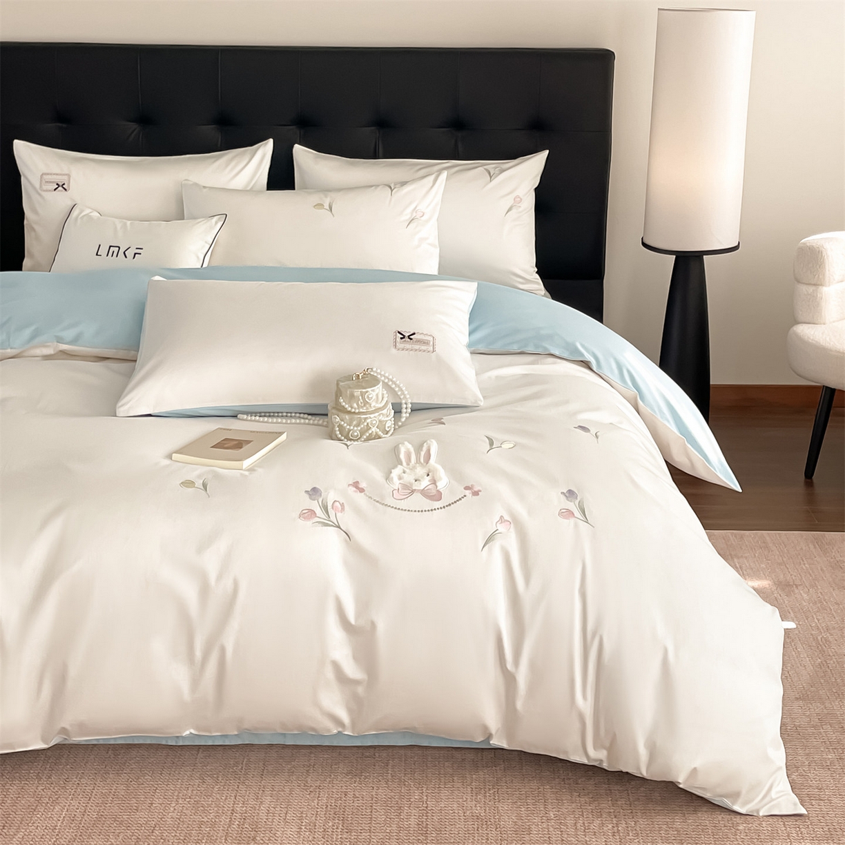 91家纺网 家纺一手货源 找家纺 蓝米卡夫 2026春季新款-60S长绒棉贡缎刺绣系列四件套-郁见小兔（礼盒） 郁见小兔-奶昔白+天空蓝