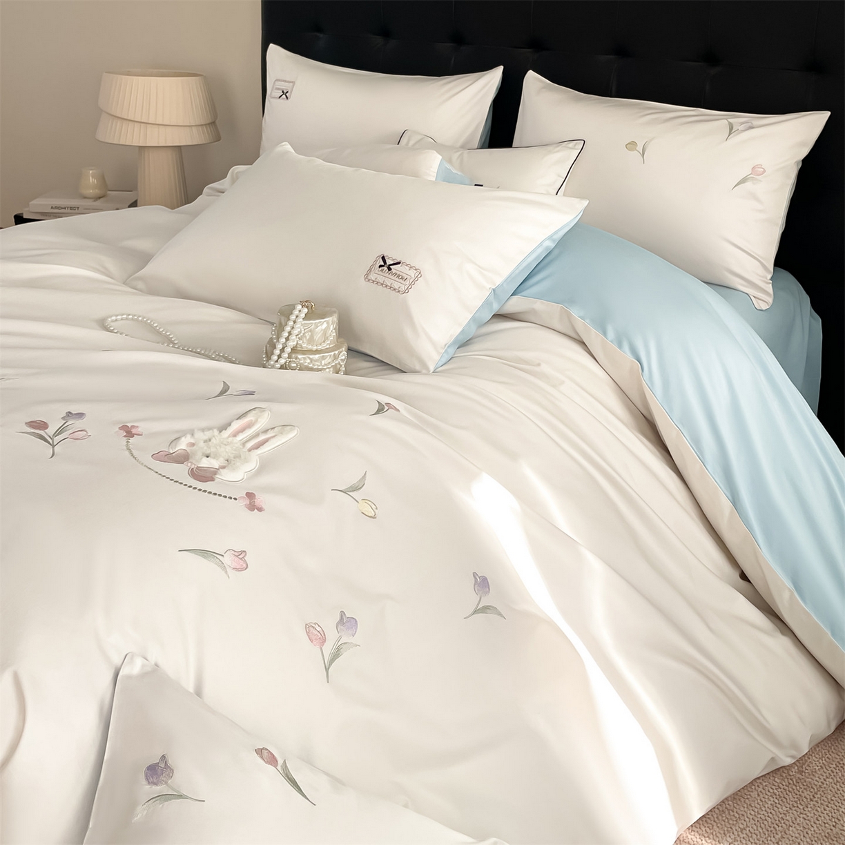 91家纺网 家纺一手货源 找家纺 蓝米卡夫 2026春季新款-60S长绒棉贡缎刺绣系列四件套-郁见小兔（礼盒） 郁见小兔-奶昔白+天空蓝