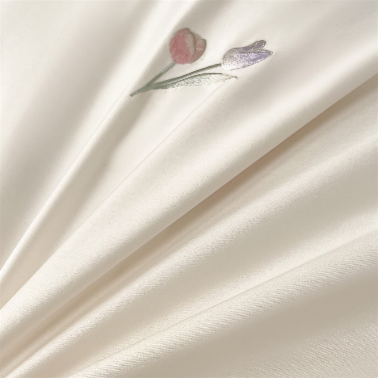 91家纺网 家纺一手货源 找家纺 蓝米卡夫 2026春季新款-60S长绒棉贡缎刺绣系列四件套-郁见小兔（礼盒） 郁见小兔-奶昔白+天空蓝